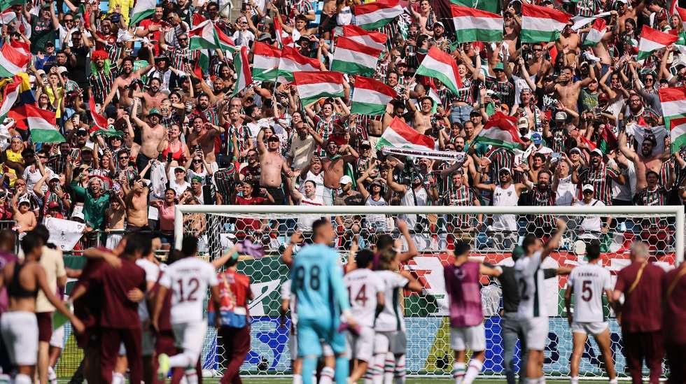 Adeptos do Fluminense acabaram em festa no Bank of America Stadium, em Charlotte: brasileiros venceram Inter e estão nos quartos do Mundial de Clubes