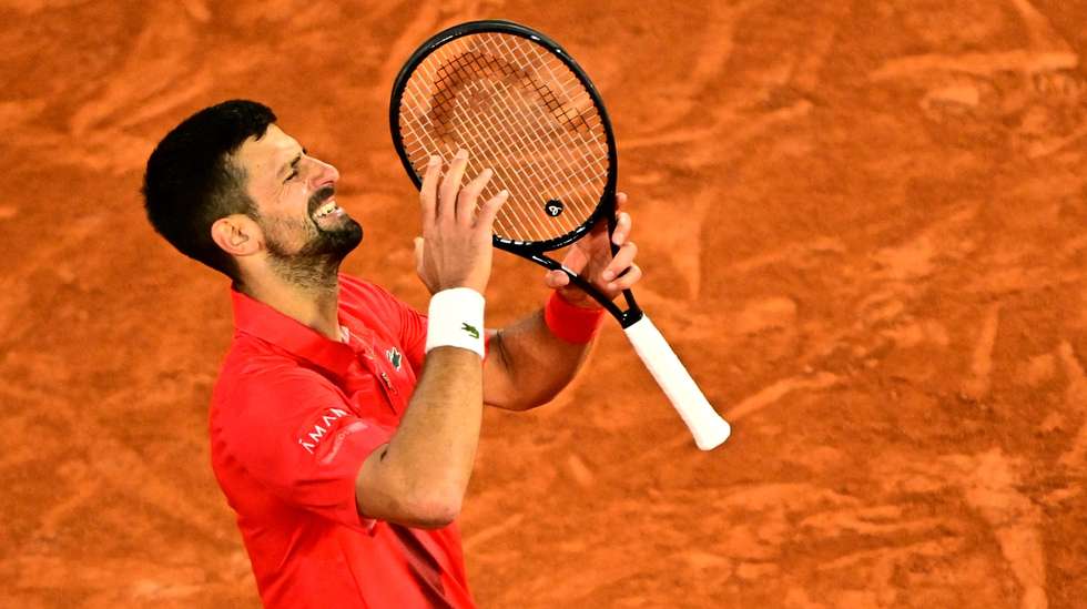 Novak Djokovic chegou a ter set points no terceiro parcial para reentrar na partida mas acabou por ceder no tie break frente a Jannik Sinner para o 3-0 na meia-final de Roland Garros