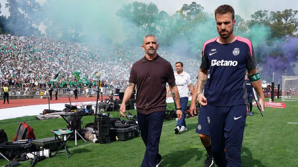 Rui Borges fez questão de liderar comitiva do Sporting no momento da subida à tribuna para receber as medalhas de finalista vencido mas o pior chegou depois