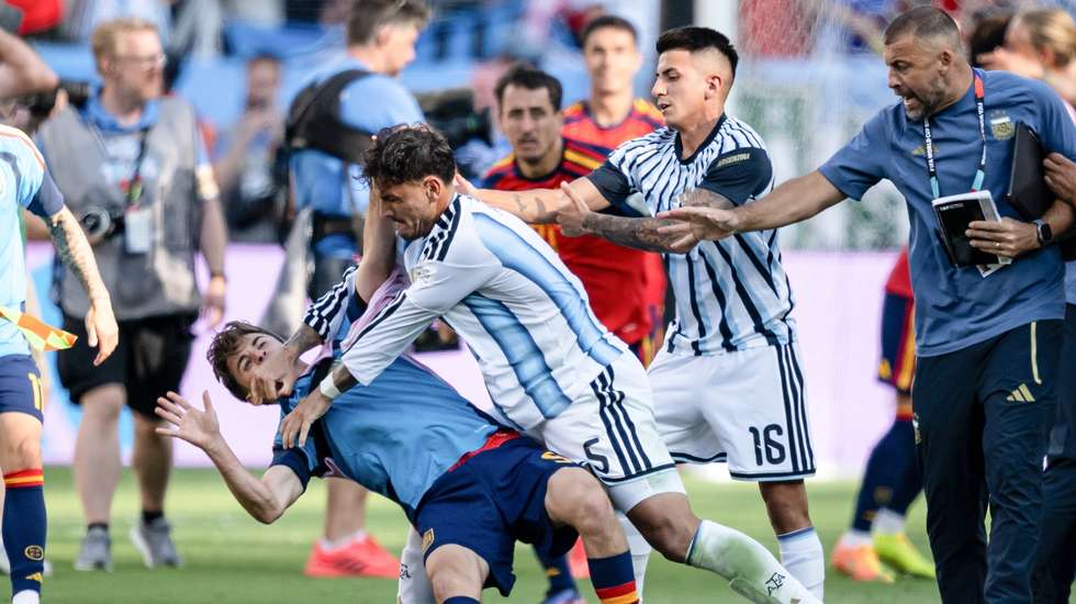 Leandro Paredes deu um pontapé a Eric García enquanto se atirava ao pescoço do central, "virou" Gavi e acabou por ver vermelho direto depois do final do jogo com a Espanha