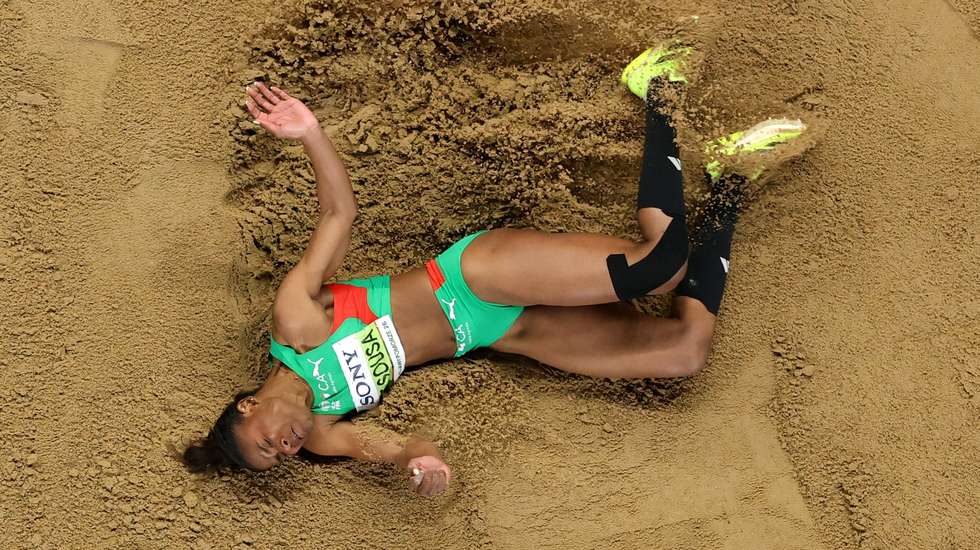 Agate de Sousa liderou a prova durante grande parte do tempo, viu a italiana Larissa Iapichino passar para a frente no penúltimo salto mas respondeu de seguida para assegurar a medalha de ouro