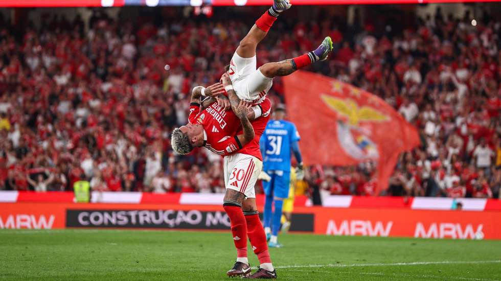 Prestianni fechou a vitória do Benfica frente ao Tondela nos descontos e foi "virado" ao contrário por Otamendi nos festejos