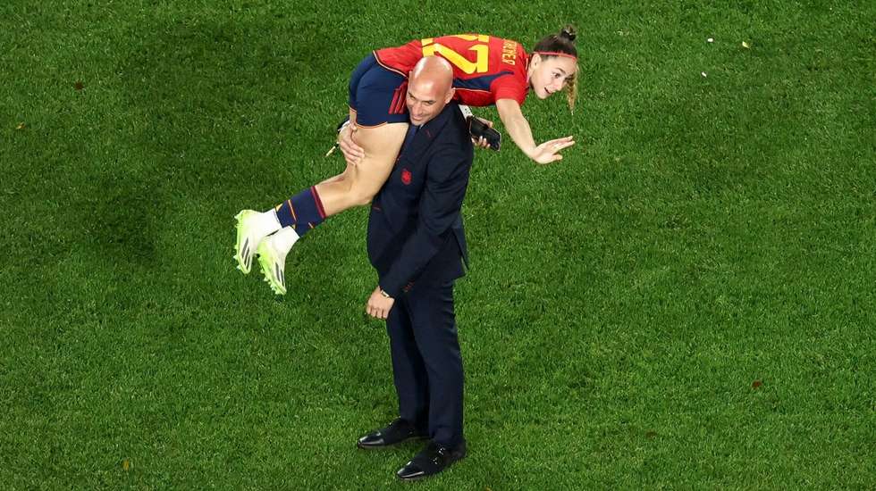 Excessos de Luis Rubiales nas comemorações do título mundial feminino da Espanha continuam a ser um caso no país