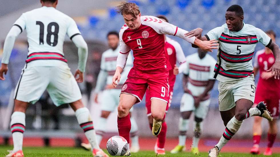 Conrad Harder, aqui no apuramento para o Europeu Sub-19 pela Dinamarca frente a Portugal de Dário Essugo, pode juntar-se a Gyökeres no ataque do Sporting
