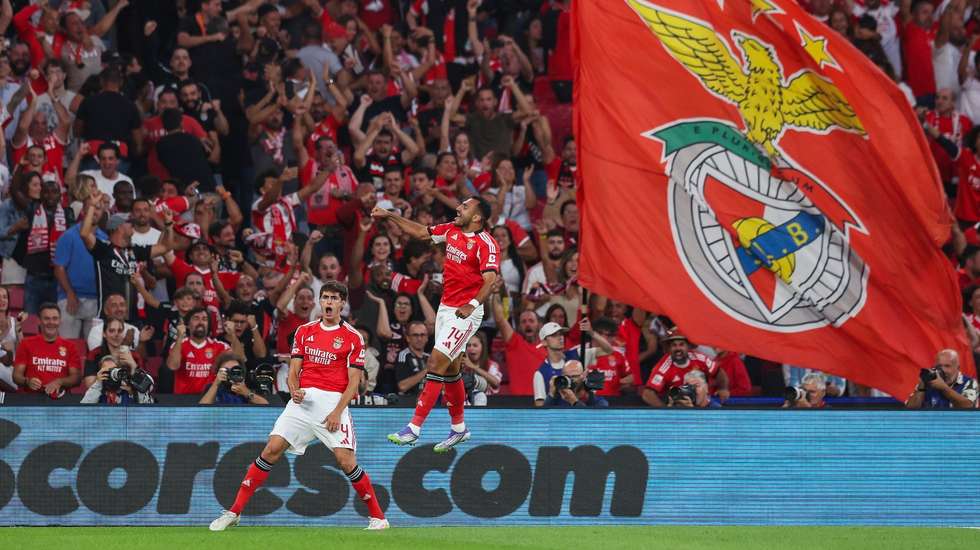 Benfica venceu Fenerbahçe na Luz num jogo em que teve dois golos anulados antes do 1-0 final por Aktürkoglu e regressa à Liga dos Campeões