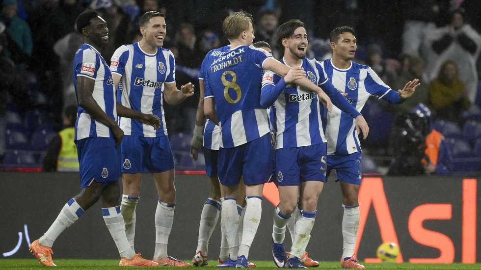 Martim Fernandes voltou a ser titular agora como lateral direito (deixando Alberto Costa no banco) e estreou-se a marcar pela equipa principal do FC Porto