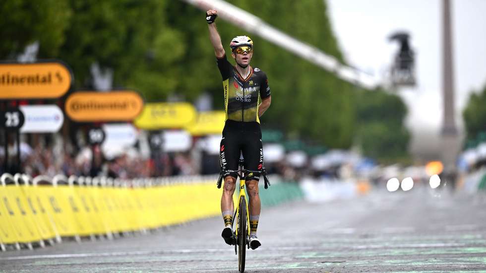 Wout van Aert bateu Tadej Pogacar na última subida em Montmartre, ganhou uma vantagem segura e ganhou a última etapa do Tour nos Campos Elísios