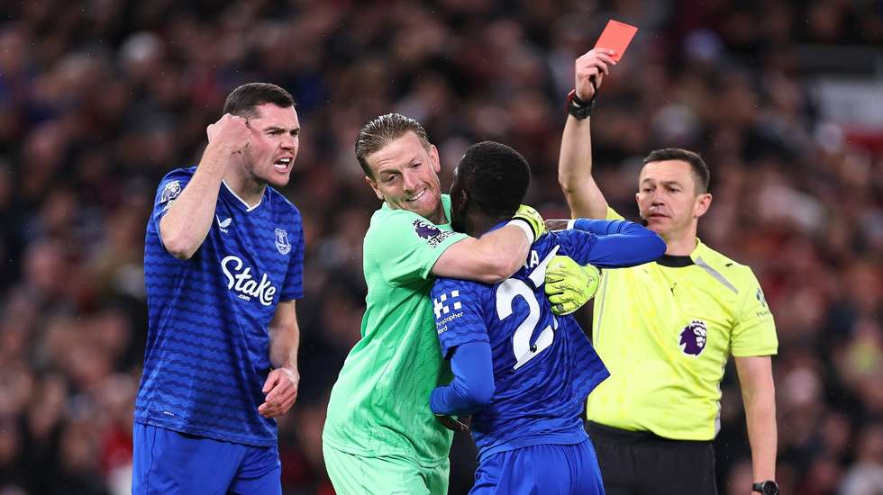 Gueye não gostou de um lance que deu a Bruno Fernandes uma boa oportunidade, "pegou-se" com Michael Keane, agrediu companheiro e acabou expulso (mas o Everton ganhou na mesma em Old Trafford)