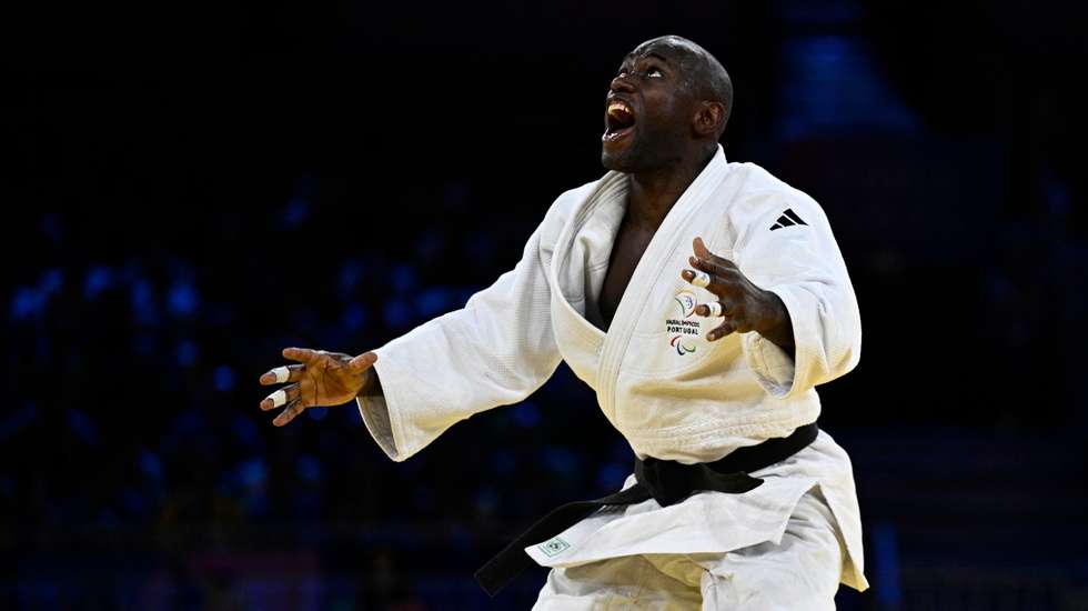 Djibrilo Iafa festejou de forma efusiva a primeira medalha de sempre do judo nacional em Jogos Paralímpicos