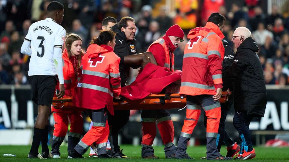 Mouctar Diakhaby saiu de maca do relvado do jogo entre Valencia e Real Madrid e enfrenta uma longa paragem competitiva