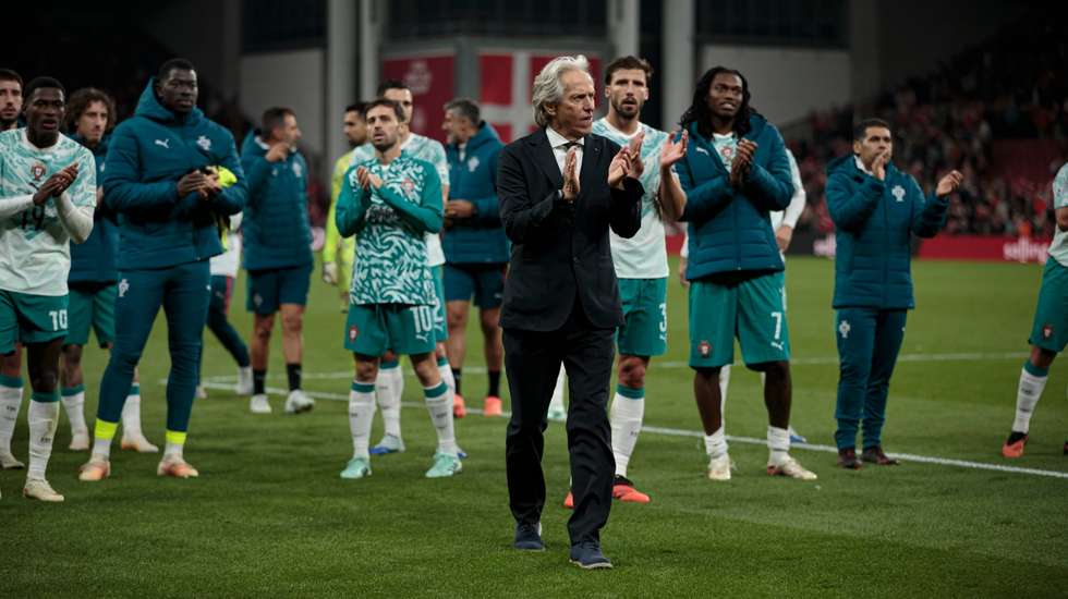 Jorge Jesus fez questão de chamar jogadores e ir agradecer aos adeptos portugueses que se deslocaram a Copenhaga