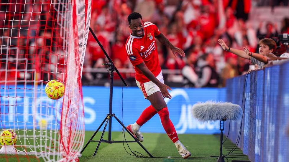 Jhon Durán viu confirmada a utilização durante o dia, foi titular e fechou a goleada do Benfica ao Gil Vicente