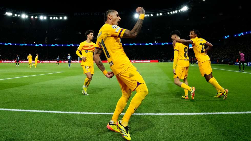 Raphinha inaugurou o marcador e lançou a segunda reviravolta no jogo para a vitória do Barcelona no Parque dos Príncipes
