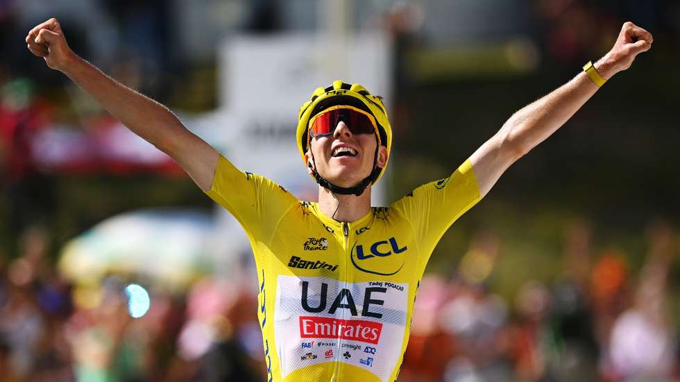 Tadej Pogacar aguentou ataque de Jonas Vingegaard, manteve-se na roda do dinamarquês e acelerou para a terceira vitória neste Tour