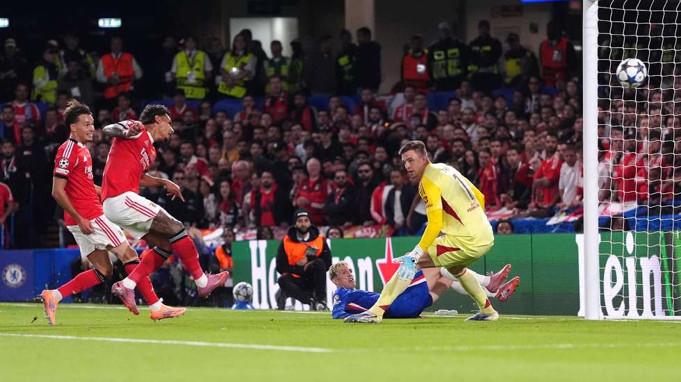 Richard Ríos fez bem uma compensação ao meio numa transição mas acabou por marcar na própria baliza o golo que fez a diferença na derrota do Benfica em Londres