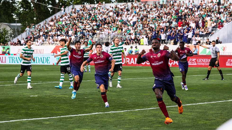 Stopira marcou de penálti no prolongamento, num lance que levou à expulsão de Maxi Araújo, e carimbou uma conquista histórica do Torreense