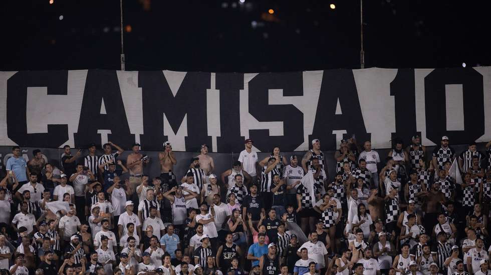 Adeptos do Santos voltaram a encher o Vila Belmiro para a decisão frente ao Fortaleza mas Peixe não conseguiu evitar a descida de divisão