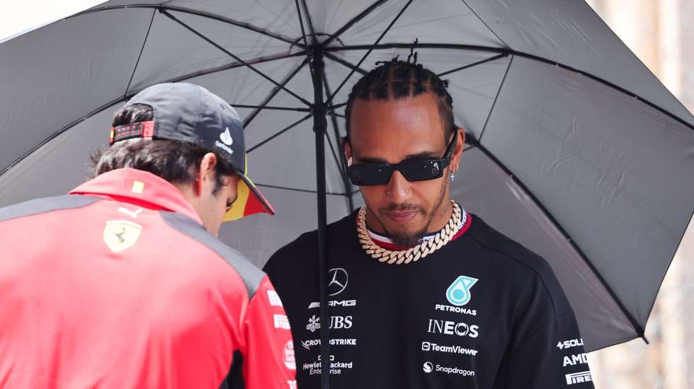 Lewis Hamilton vai partir no final da temporada para uma nova fase da carreira na Fórmula 1, ocupando o lugar de Carlos Sainz Jr. na Ferrari