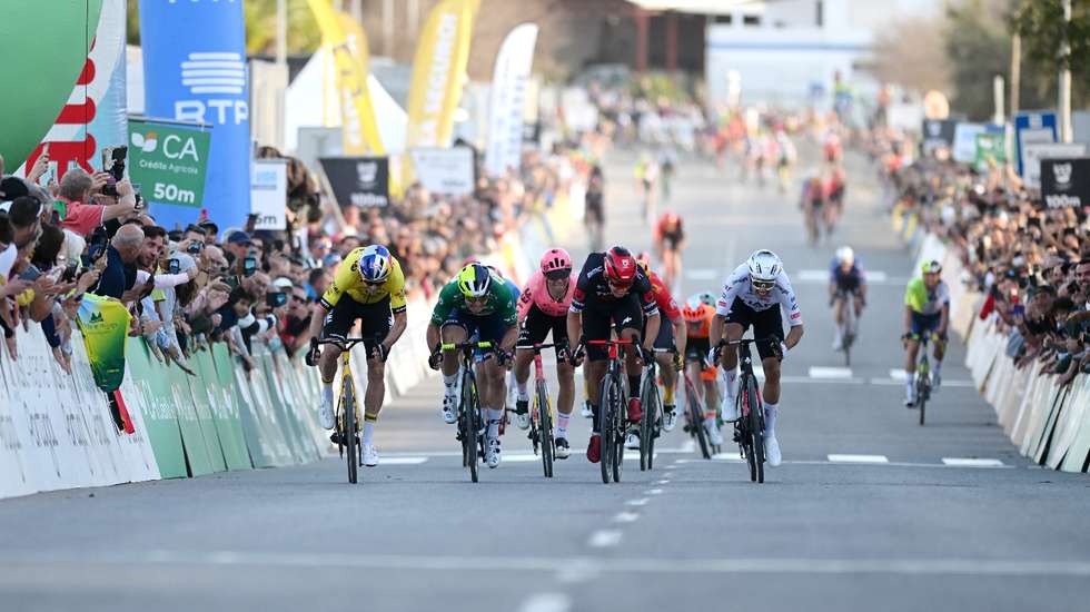 Wout van Aert conseguiu ser mais forte ao sprint em Tavira, batendo Rui Oliveira em cima da meta