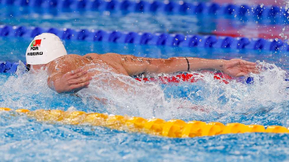 Diogo Ribeiro sagrou-se bicampeão mundial na mariposa em Doha, ganhando agora os 100 metros depois de já ter vencido os 50