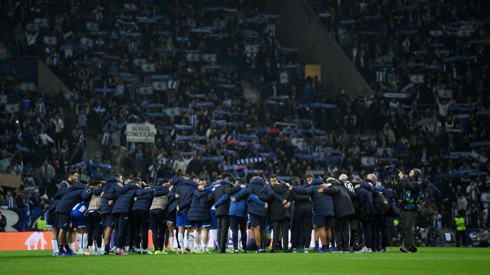 Habitual roda de jogadores, treinadores e todo o staff foi acompanhada com muito apoio das bancadas depois do triunfo frente ao Arsenal para a Champions