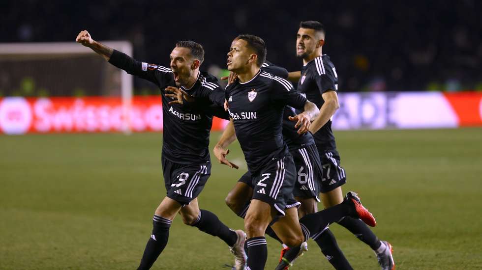 Qarabag não evitou o prolongamento mas conseguiu fazer história ao chegar aos oitavos da Liga Europa com um golo nos descontos do texto extra