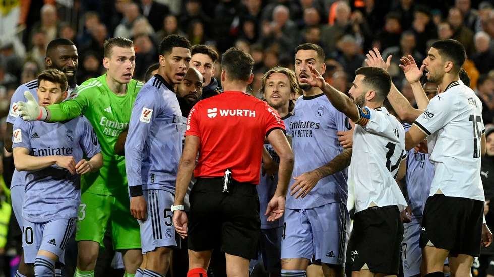 Gil Manzano deixou o Real Madrid marcar o último canto, não terminou quando Giorgi Mamardashvili e decidiu depois dar o apito final quando Bellingham marcou de cabeça o 3-2