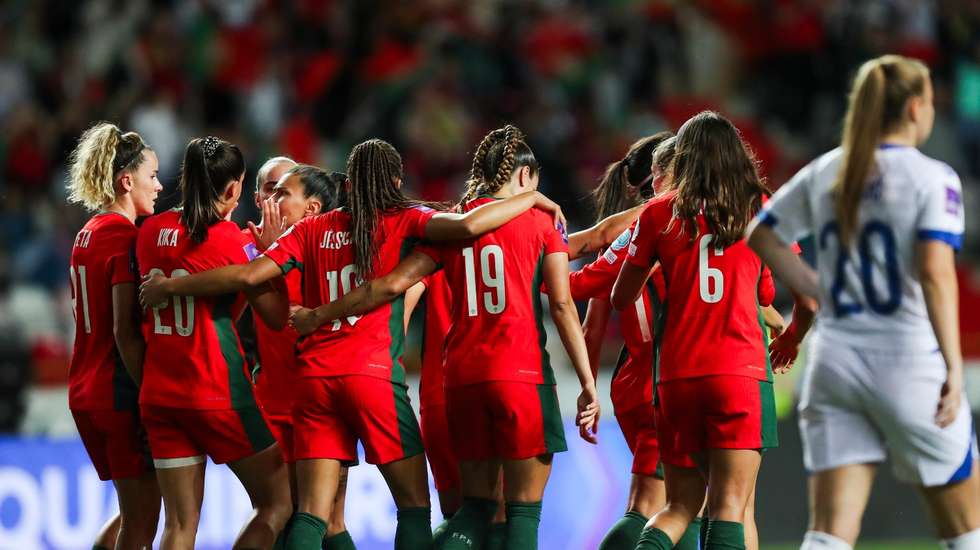 Portugal conseguiu desbloquear a partida com o primeiro golo marcado por Carole Costa e a partir daí tornou tudo num jogo ainda mais de sentido único