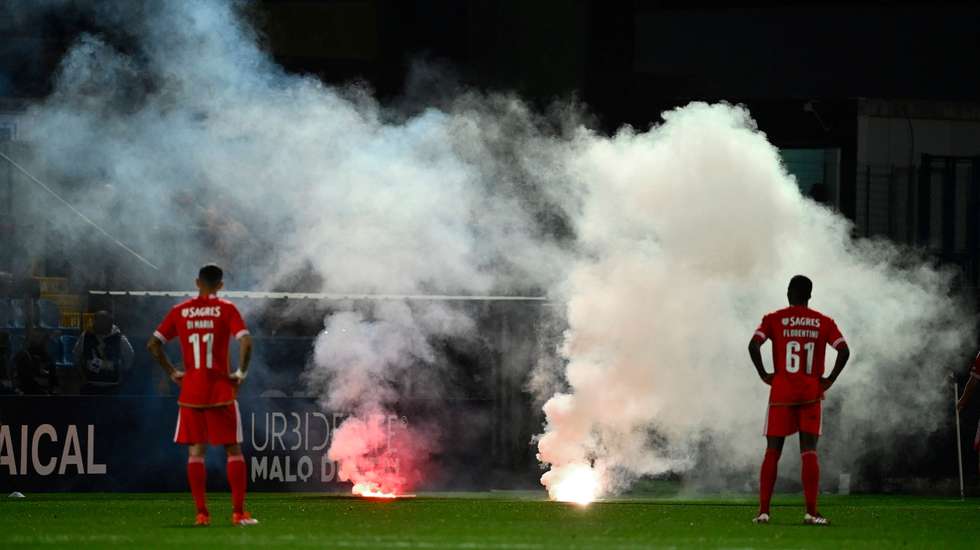 Adeptos do Benfica atiraram tochas de fora do estádio para o relvado, tendo acertado de raspão em Diogo Spencer que fazia exercícios de aquecimento