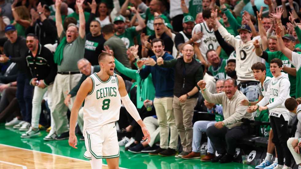Kristaps Porziņgis entrou e fez sete minutos de sonho no primeiro período, com 11 pontos, três ressaltos e três desarmes de lançamento