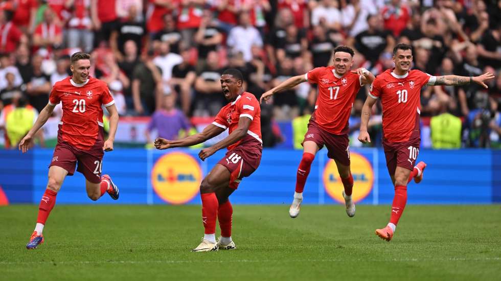 Duah estreou-se a marcar na segunda internacionalização tal como Aebischer, primeiro suíço com um golo e uma assistência no mesmo jogo do Europeu