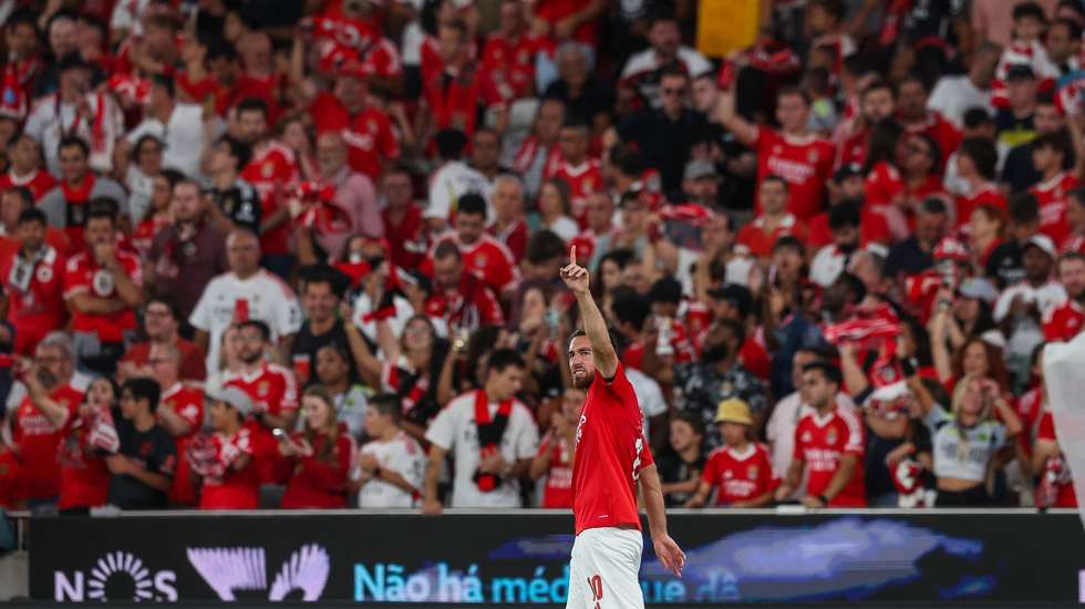 Kökçü marcou o primeiro golo da temporada no primeiro jogo como titular e carimbou triunfo pela margem mínima do Benfica frente ao Estrela da Amadora