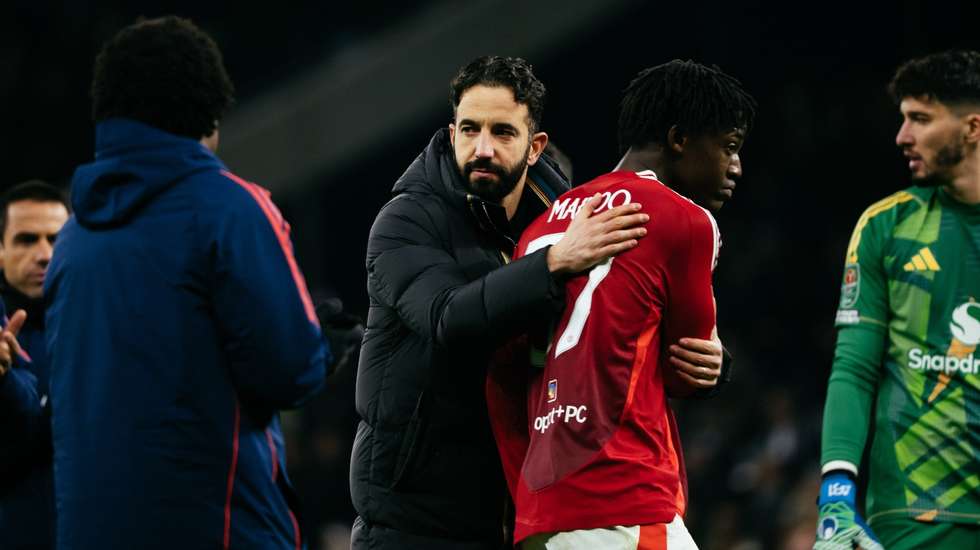 À semelhança do que tem acontecido nos encontros em que perde, Ruben Amorim juntou-se aos jogadores para agradecer o apoio dos adeptos em Londres