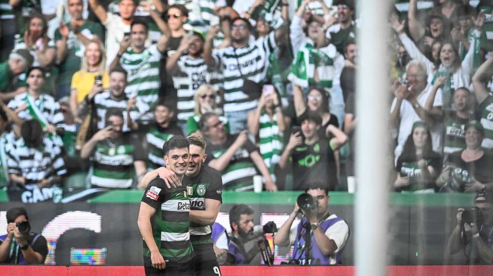 Pedro Gonçalves inaugurou o marcador, Gyökeres fechou as contas e Alvalade gritou pela primeira vez "Bicampeão" na história