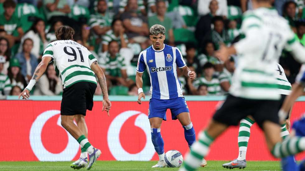 William Gomes esteve na jogada do primeiro golo, marcou o segundo (num remate fantástico) e construiu quase todos os momentos de perigo do FC Porto em Alvalade