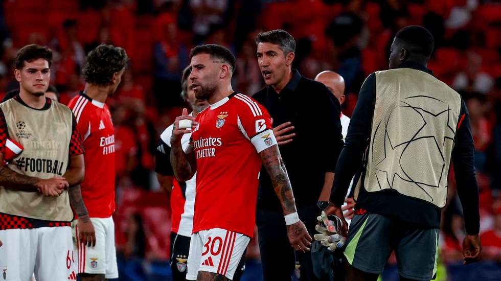 Bruno Lage foi ter com os jogadores ao centro do relvado após derrota com o Qarabag antes de sair debaixo de um coro de assobios para os balneários