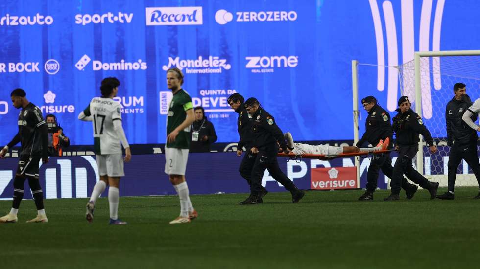 Eduardo Quaresma deixou o relvado de maca após um choque com Samu na área leonina. Foi hospitalizado, vai passar a noite internado e pode ter uma fratura