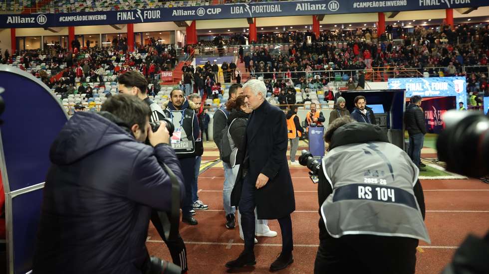 José Mourinho perdeu com o Benfica frente ao Sp. Braga e ficou privado de discutir a final do único título português que nunca conquistou