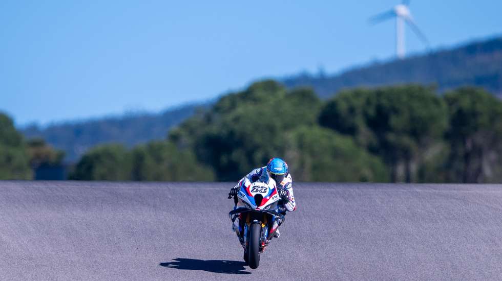 Miguel Oliveira terminou no pódio nas três provas do fim de semana no Algarve: corrida 1, corrida superpole e corrida 2, as últimas este domingo