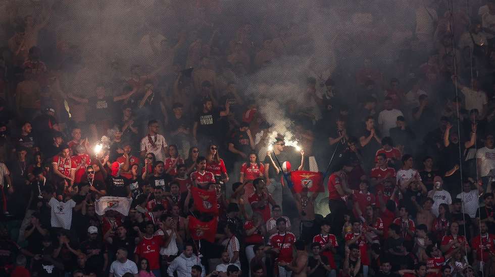 Adeptos do Benfica acabaram a fazer a festa em Alvalade com o golo de Rafa nos descontos