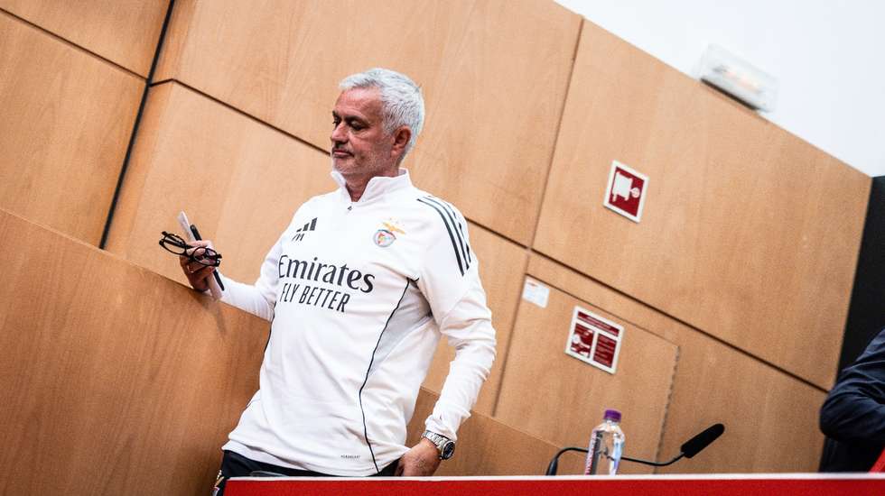 José Mourinho passou pelo Seixal de manhã e saiu duas horas depois. Para já, continua como treinador do Benfica
