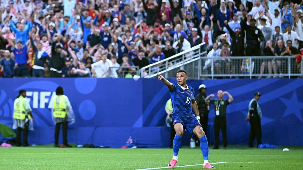 Kylian Mbappé voltou a bisar frente ao Iraque, igualou os 16 golos em Mundiais de Klose e ficou de novo a dois do recordista Lionel Messi