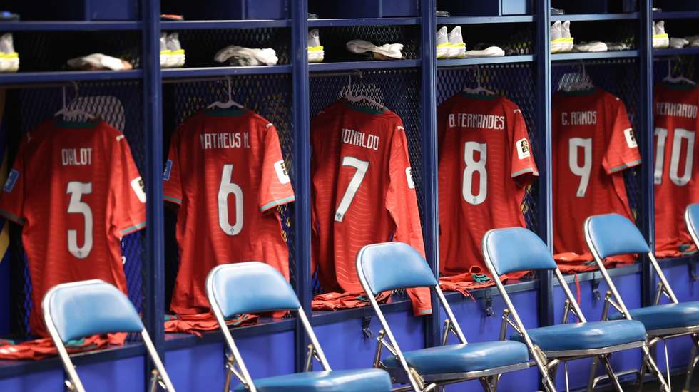 Portugal faz apenas duas mexidas no onze em relação ao jogo com a RD Congo, com as saídas de Tomás Araújo e Bernardo Silva para as entradas de Rúben Dias e João Félix
