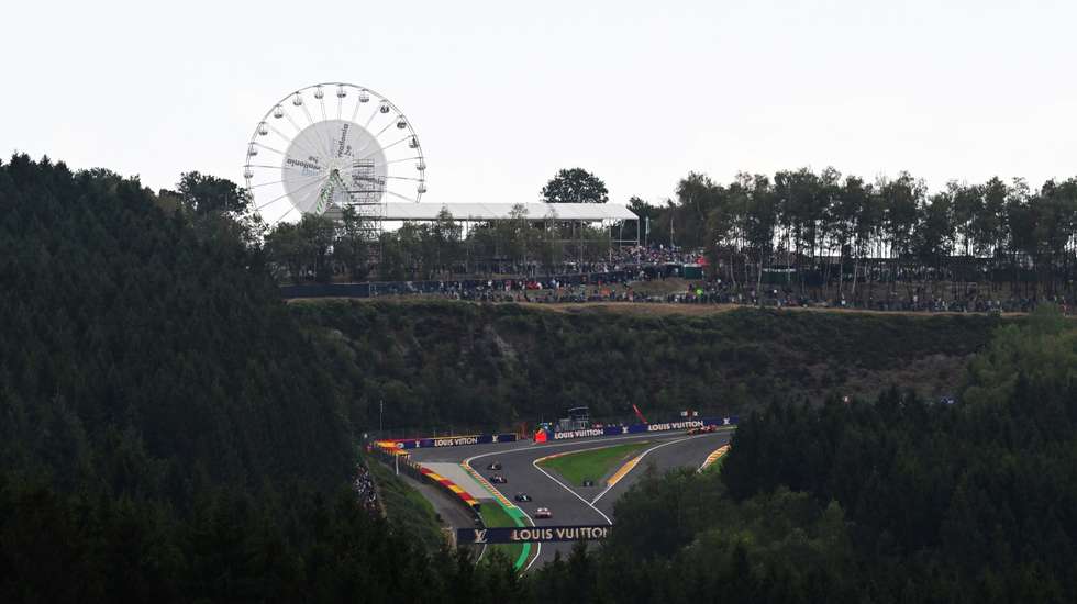 Kimi Antonelli passou pela última vez Charles Leclerc a dez voltas do final e segurou liderança até ao final da prova
