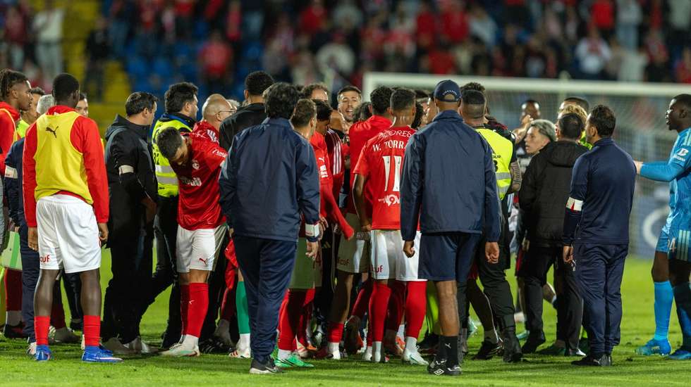 Encontro entre Santa Clara e Benfica terminou com ânimos mais exaltados, com Cláudio Pereira a mostrar cinco cartões vermelhos após o apito final