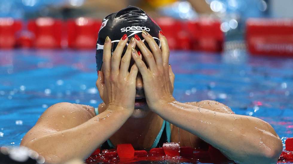 Summer McIntosh ganhou a final dos 200 mariposa com uma boa vantagem, somou o terceiro ouro mas não escondeu desalento após olhar para o tempo final