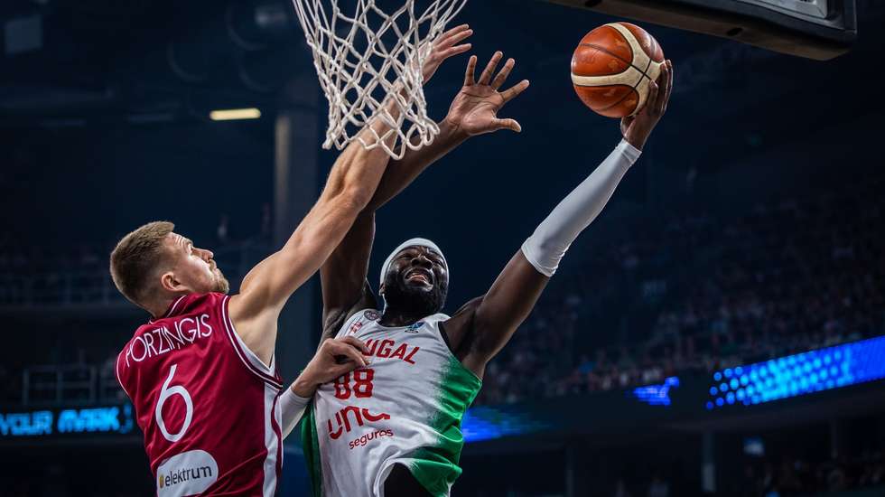 Porzingis, que rumou este verão aos Atlanta Hawks, saiu por cima no duelo com Neemias Queta, antigo companheiro com quem foi campeão nos Boston Celtics
