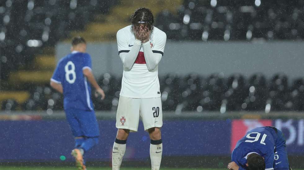 Fábio Silva entrou na segunda parte para reforçar ataque nacional mas não conseguiu evitar a primeira derrota de Portugal em fases de qualificação desde 2019