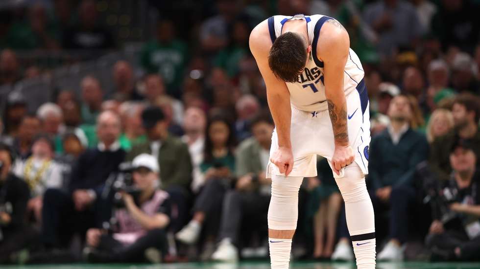 Luka Doncic empurrou Dallas Mavericks para três vitórias em eliminatórias com equipas que terminaram em melhor posição na fase regular mas não encontrou ainda antídoto na final para os Boston Celtics