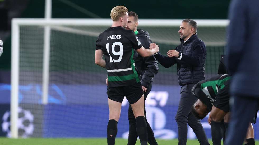 Rui Borges saudou Conrad Harder no final de um jogo frente ao Bolonha que terminou empatado com um golo do dinamarquês